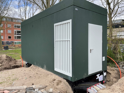 853612 Afbeelding van de aanleg van een verdeelgebouw voor het glasvezelnet, in de De Blieckstraat te Utrecht.